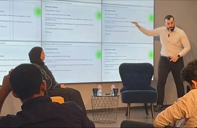 Mohamad Jandali walking a live session through an outreach message framework on screen