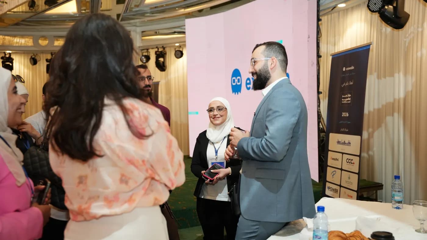 Mohamad Jandali talking with attendees after the session
